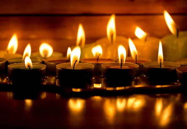 Llama de vela aislada en negro —  Fotos de Stock