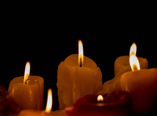 蜡烛的火焰上黑色孤立 — 图库照片