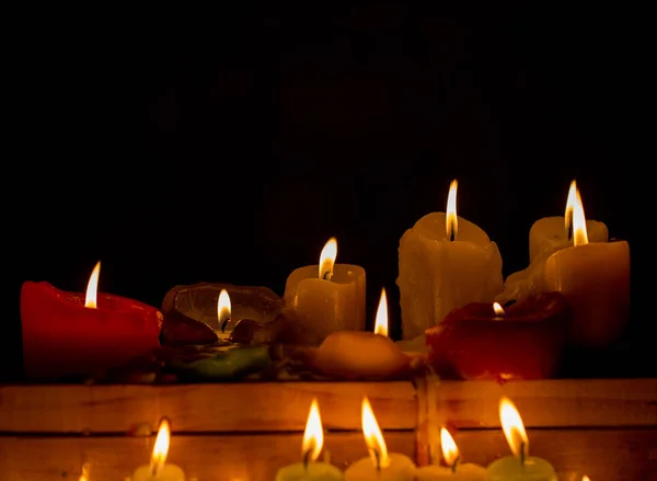蜡烛的火焰上黑色孤立 — 图库照片
