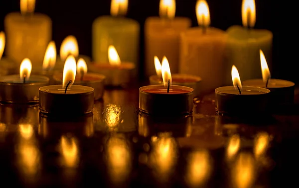 Φλόγα κεριού που απομονώνονται σε μαύρο — Φωτογραφία Αρχείου