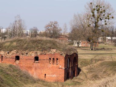 Antik kırmızı tuğla bina