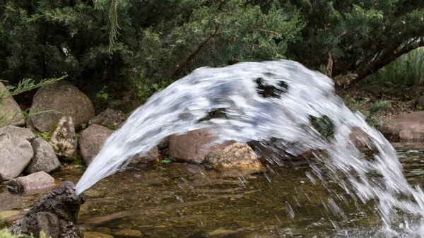 Fuente y lago decorativo —  Fotos de Stock