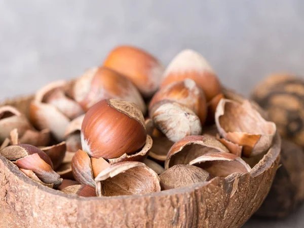 Een paar oude noten — Stockfoto