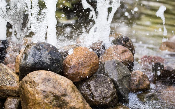 Fuente y lago decorativo —  Fotos de Stock