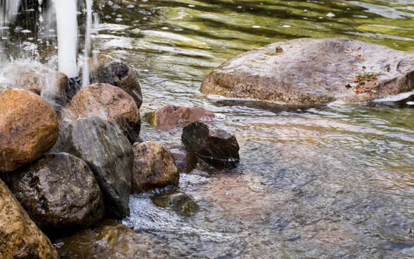 Fuente y lago decorativo —  Fotos de Stock