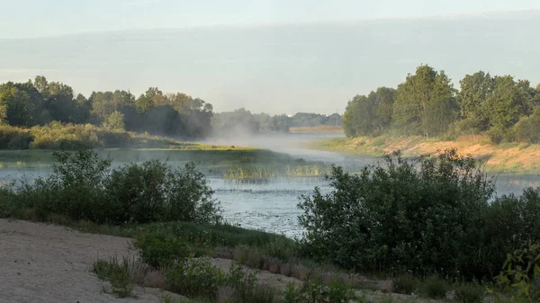 Dimma över vattenytan — Stockfoto