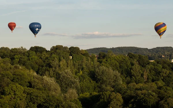 Воздушные шары в ясном небе — стоковое фото