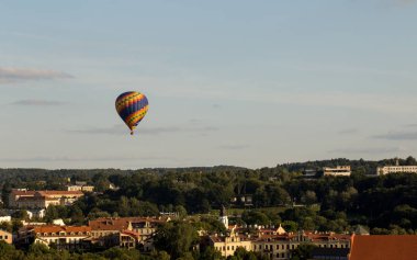 Balon berrak gökyüzü içinde