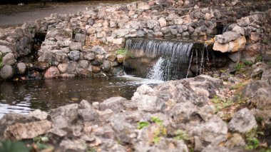 Parkta küçük bir şelale.