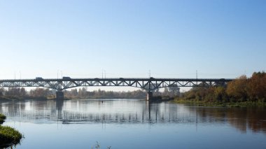 Nehrin üzerindeki köprü