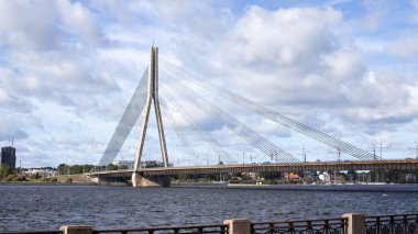 Nehrin üzerindeki köprü