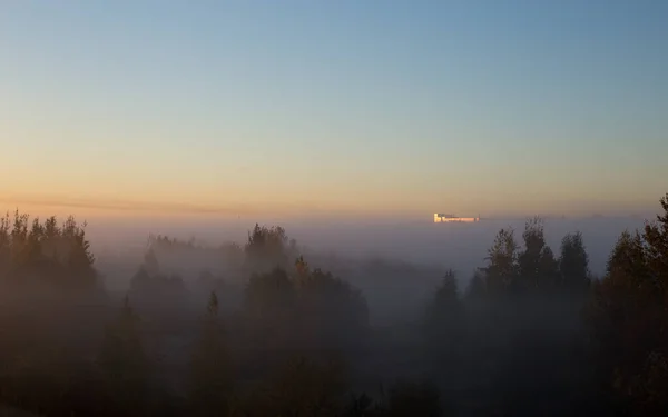 Manhã Sol Através Nevoeiro Cria Efeitos Incomuns Bonitos Cor Luz — Fotografia de Stock