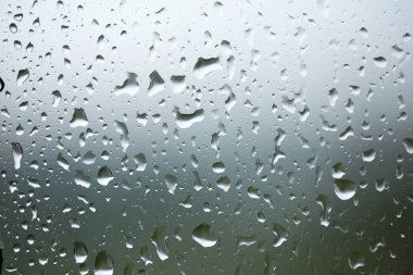 Pencere camında yağmur damlaları, tasarım ve duvar kağıdı kullanmak için
