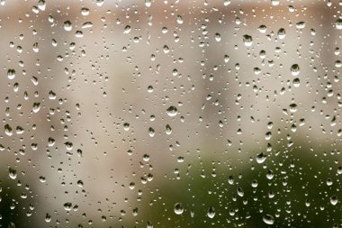 Pencere camında yağmur damlaları, tasarım ve duvar kağıdı kullanmak için