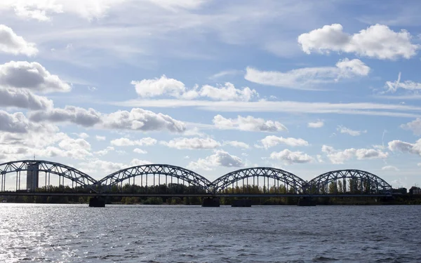 Γέφυρα Πάνω Από Ποτάμι Μια Μεγάλη Τεχνική Κατασκευή — Φωτογραφία Αρχείου