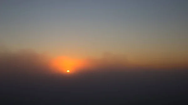 Manhã Sol Através Nevoeiro Cria Efeitos Incomuns Bonitos Cor Luz — Fotografia de Stock