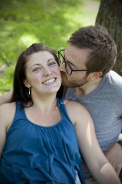 Adam kız yanağından öper. 