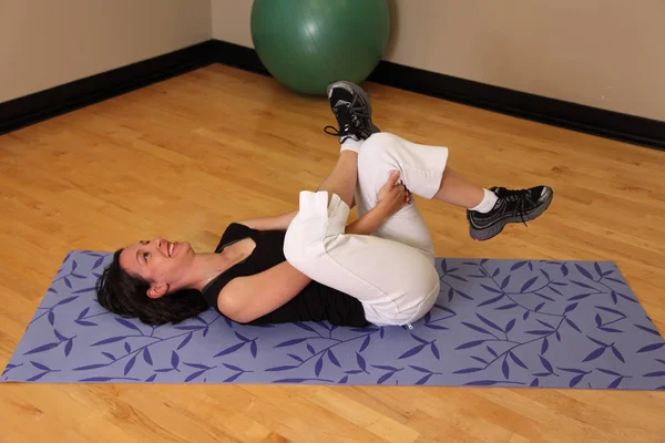 Yoga mat and leg stretch — Stock Photo, Image