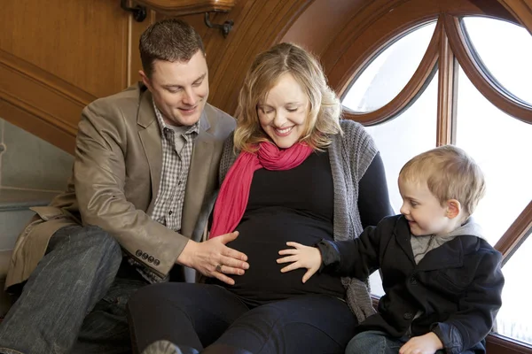 Femme enceinte avec mari et fils — Photo