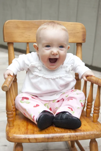 小さな女の赤ちゃん叫び、叫ぶ — ストック写真