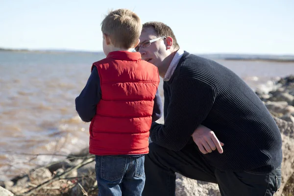 Father talks to son — Stock Photo, Image