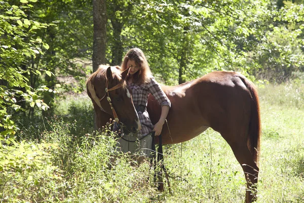 Frau und schönes braunes Pferd — Stockfoto