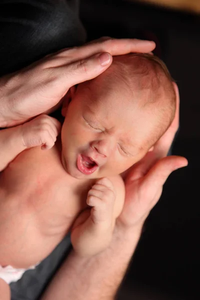 Yeni doğan bebek yawns — Stok fotoğraf