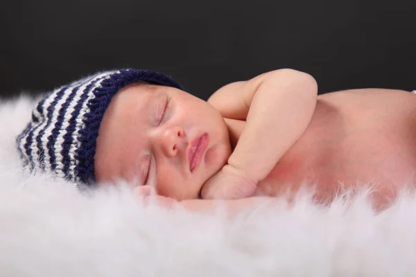 Sleeping newborn with hat and blanket — Stock Photo, Image