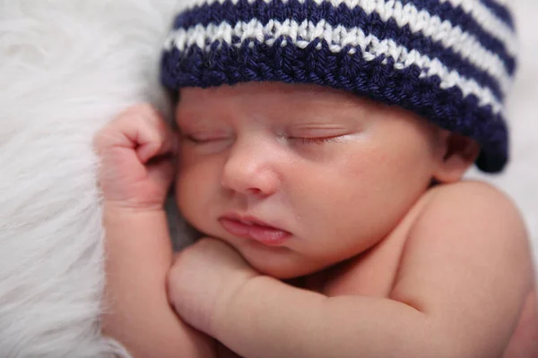 Recém-nascido adormecido com chapéu — Fotografia de Stock