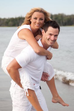 Deniz kenarında Çift