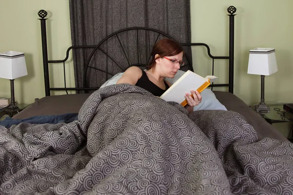 Membaca di tempat tidur — Stok Foto