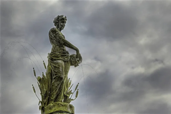 Статуя с серым небом — стоковое фото