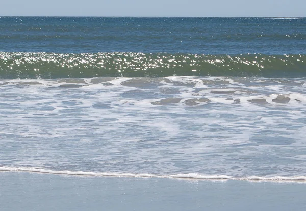 dalga kıyıya alır 