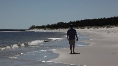 Sahilde yalnız adam 