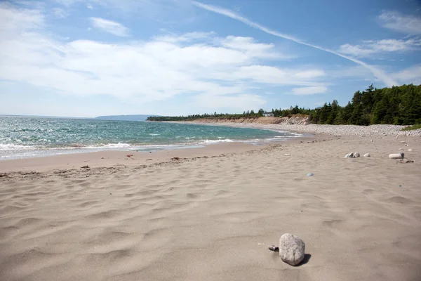 Playa de arena y océano verde — Foto de Stock