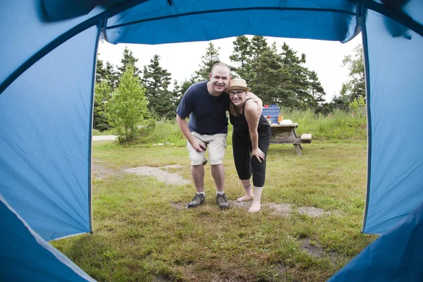 Мужчина и женщина перед палаткой для палаток — стоковое фото