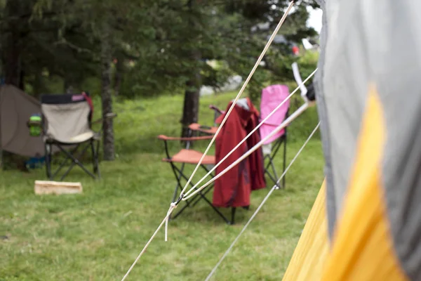 Струны палатки с расплывчатым кемпингом — стоковое фото