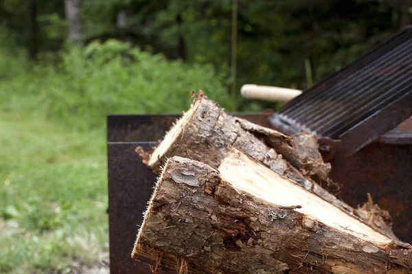 Zagen van hout voor de kachel kampvuur — Stockfoto