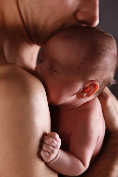 Recém-nascido pele de bebê para pele — Fotografia de Stock