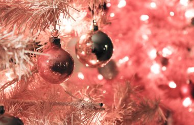 cam ampuller ile pembe bir neşeli Noel ağacı 