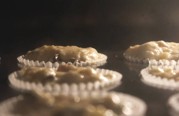 Muffins som fortfarande bakning i ugnen — Stockfoto