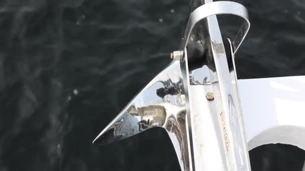 金属アンカーの下に海 — ストック動画