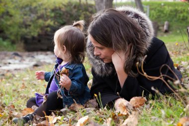Anne ve kızı dışında sonbaharda sakin ol