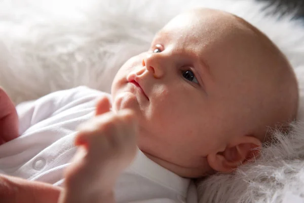 Beyaz battaniye bebek — Stok fotoğraf