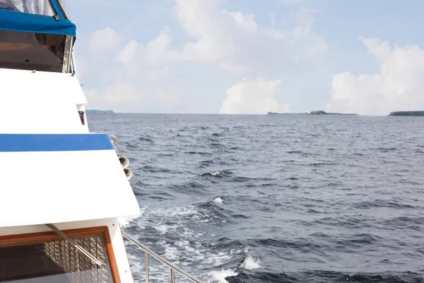 View of the ocean from side of a yacht — Stock Photo, Image