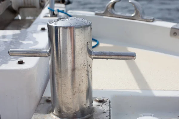 Curățați pe o barcă albă — Fotografie, imagine de stoc