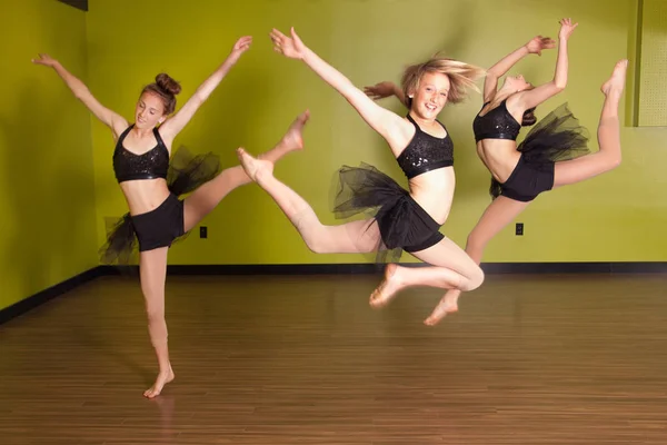 Bailarines saltando en el estudio — Foto de Stock