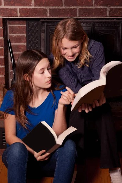 Дівчата читання книг — стокове фото