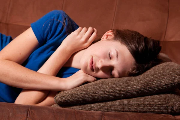 Adolescente siesta en sofá — Foto de Stock