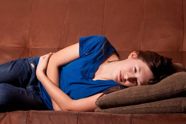 Adolescente enfermo en sofá — Foto de Stock
